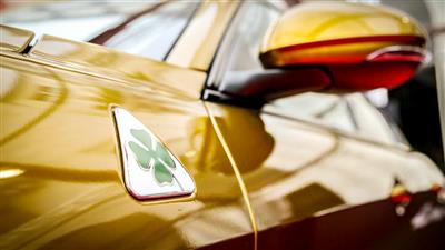 آلفارومئو جولیا با روکش طلایی